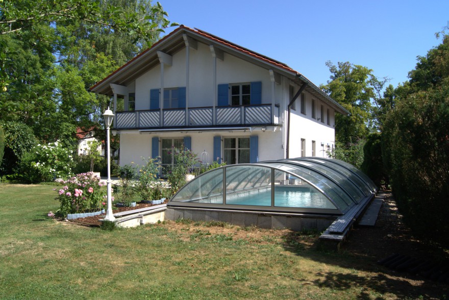 Villa in Oberhaching mit Pool und Garten