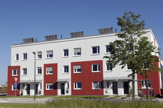 Symbolbild Mehrfamilienhaus mit Balkonen